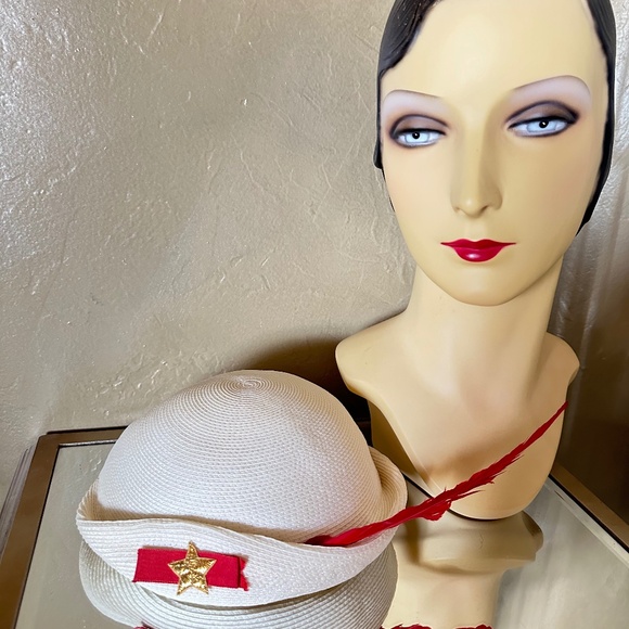 CHARMING 1950\'S WHITE STRAW JULIET CAP + TALL, RED FEATHER & GROSGRAIN TRIM main image 11